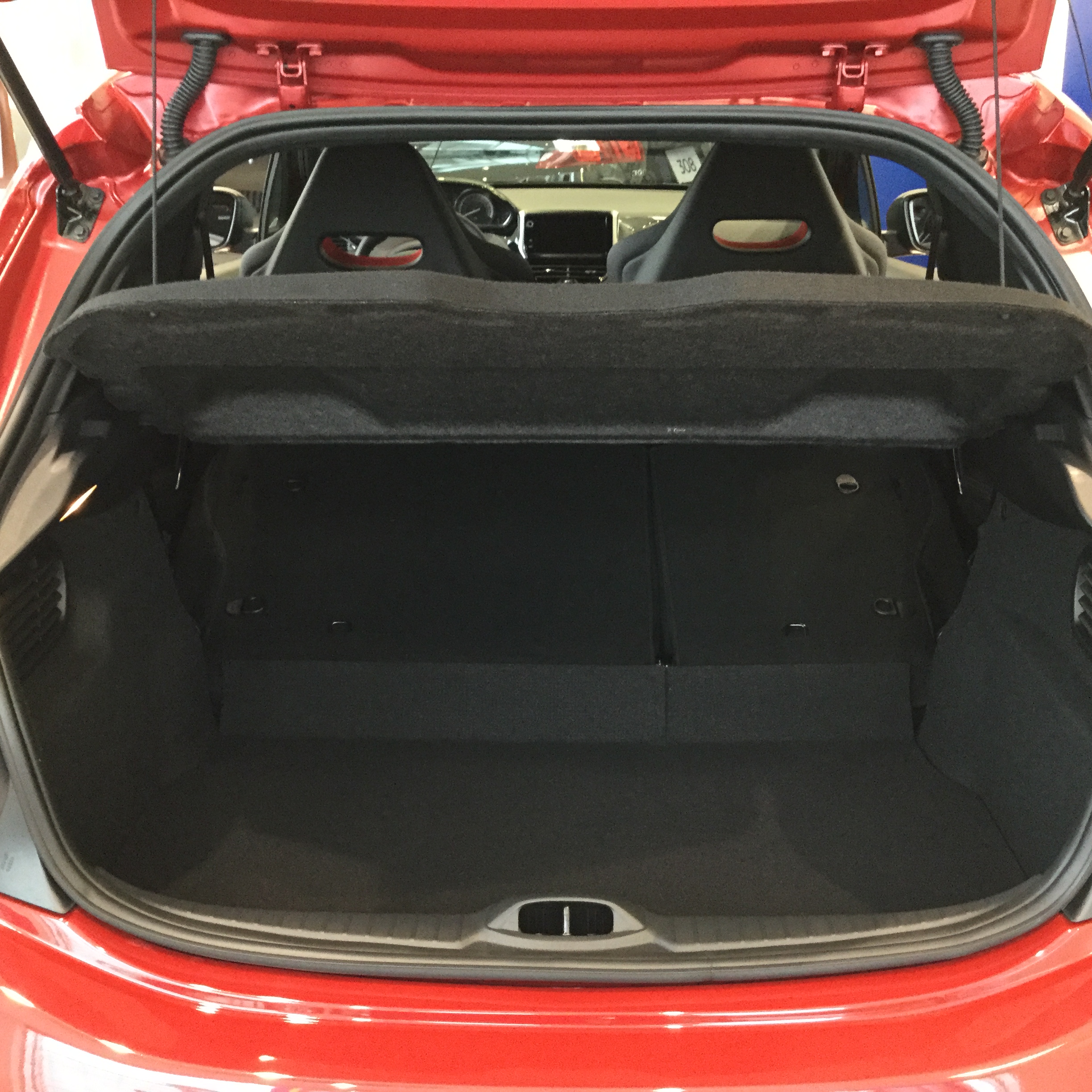 [展示車紹介]　208GTi by Peugeot Sport